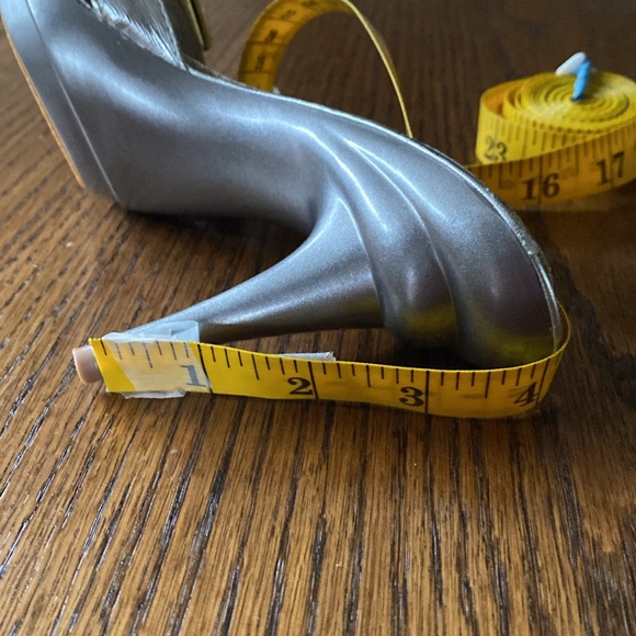 VINTAGE SILVER  HEELS . Approx size 9-10 . - Picture 14 of 16